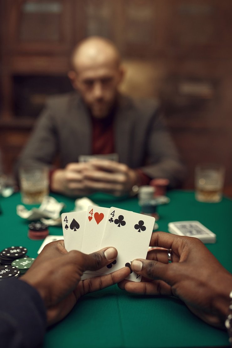 Antarmuka aplikasi mega168 menampilkan live-dealer tables dan pasar Liga 1